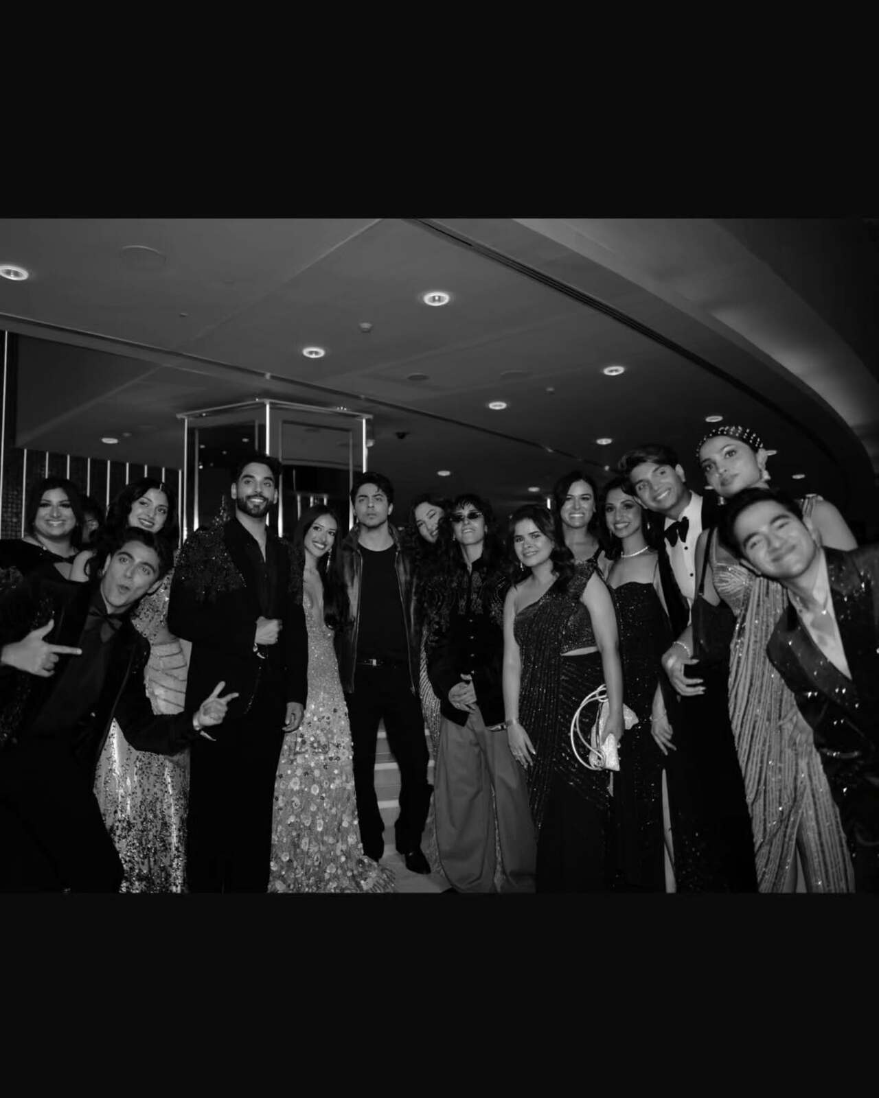 <p>Aryan Khan was seen posing with the attendees at the premiere party.</p>